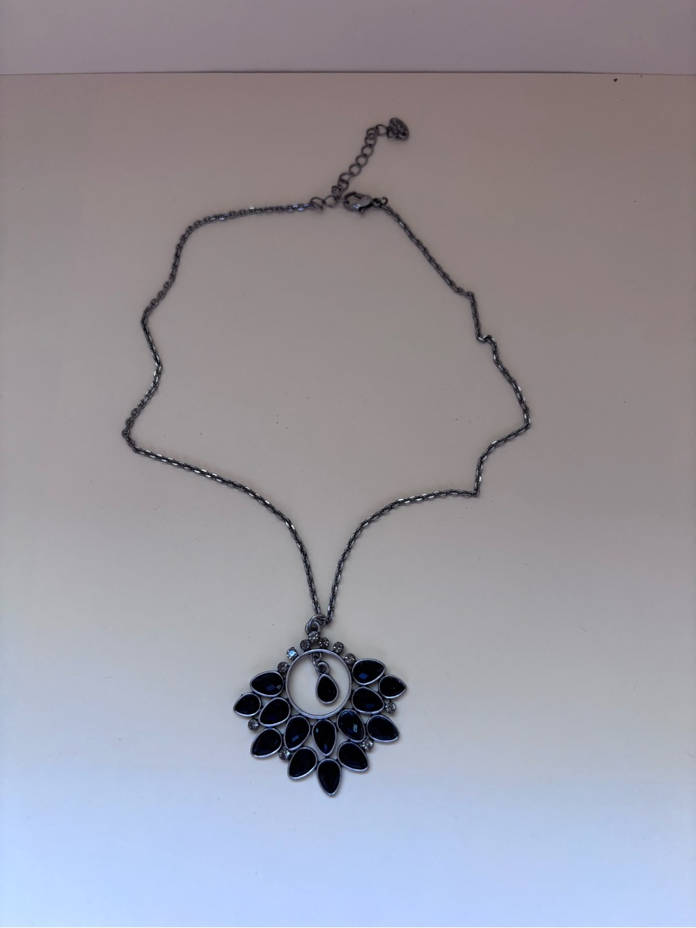 Elegant Black Pendant Necklace for Women - Brand Unspecified
